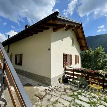 Intervento di ristrutturazione globale di fabbricato ad uso residenziale compreso rifacimento involucro e copertura