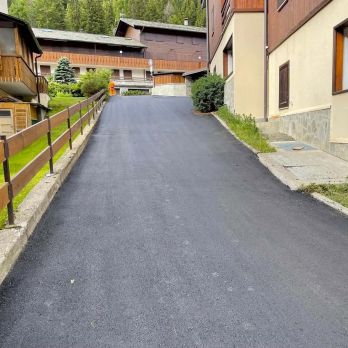 Rifacimento strada privata con nuovi muri di contenimento e guard rail