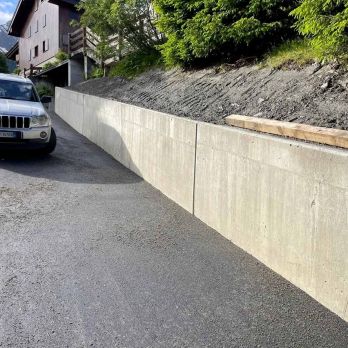 Rifacimento strada privata con nuovi muri di contenimento e guard rail