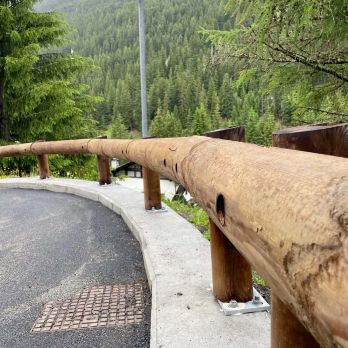 Rifacimento strada privata con nuovi muri di contenimento e guard rail